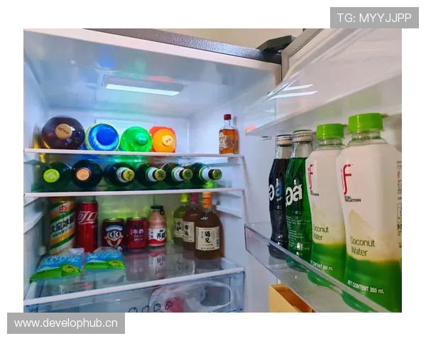 朱雪莹家的冰箱里塞满了冠军奖杯，饮料都没地儿放