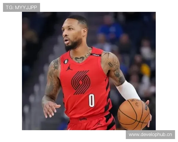 达米安·利拉德赛后背着个包，感觉像刚下飞机逛超市的富豪朋友